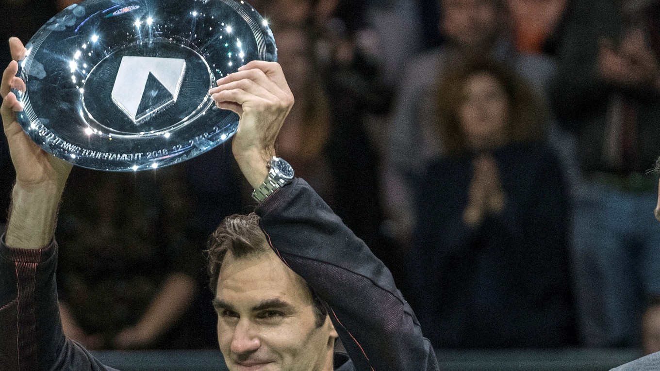 Roger Federer s trofejou pre víťaza turnaja v Rotterdame.