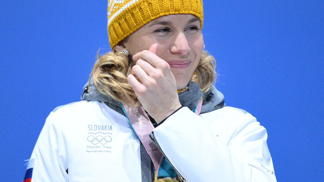 Aj samotná Anastasia Kuzminová podľahla pri preberaní zlatej medaily emóciám.