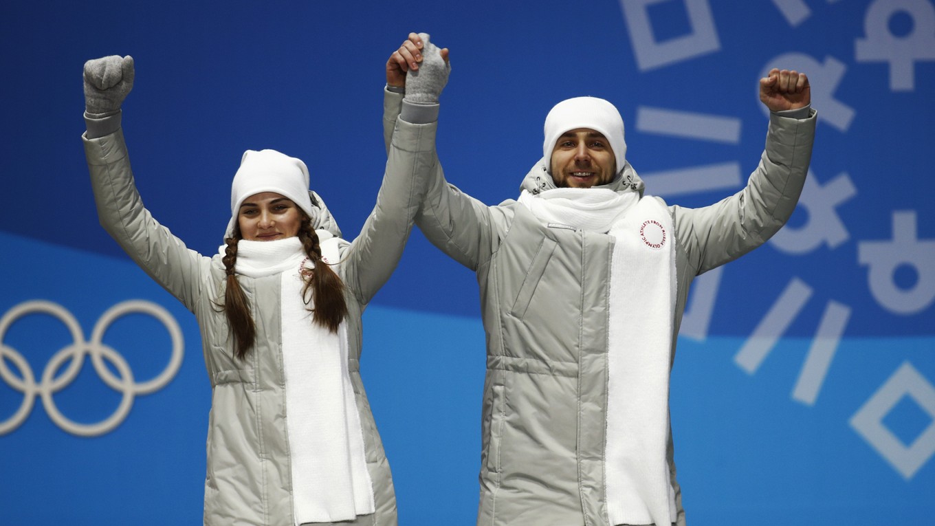 Alexander Krušelnický a Anastasia Bryzgalovová na stupni víťazov.