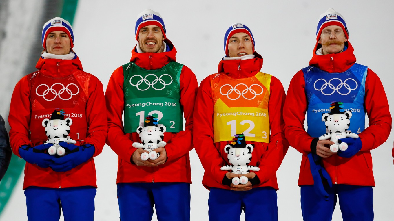 Nórski skokani na lyžiach v zložení zľava Daniel Andre Tande, Andreas Stjernen, Johann Andre Forfang a Robert Johansson oslavujú po víťazstve a zisku zlatej medaily v súťaži družstiev na veľkom mostíku v skokoch na lyžiach.