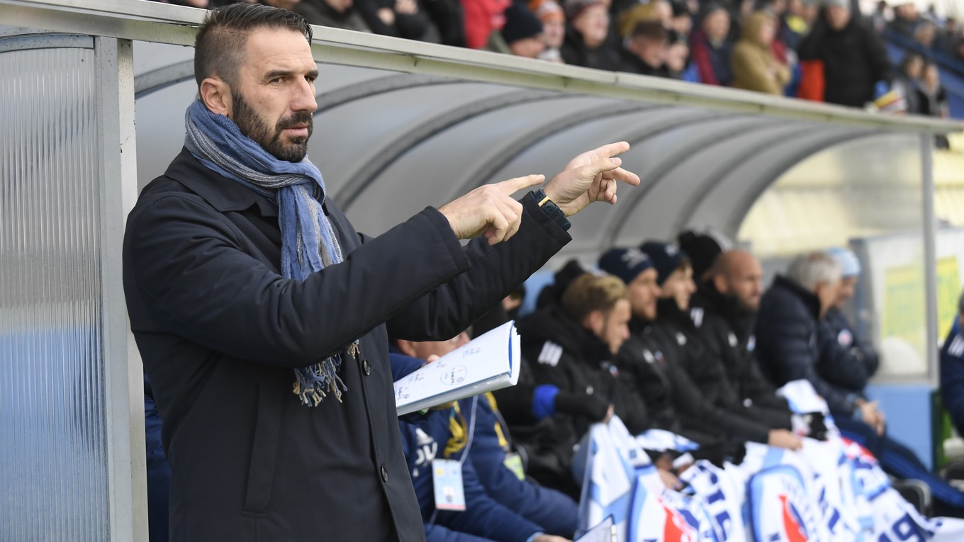 Tréner Slovana Martin Ševela počas úvodného jarného zápasu bratislavského klubu v Michalovciach.