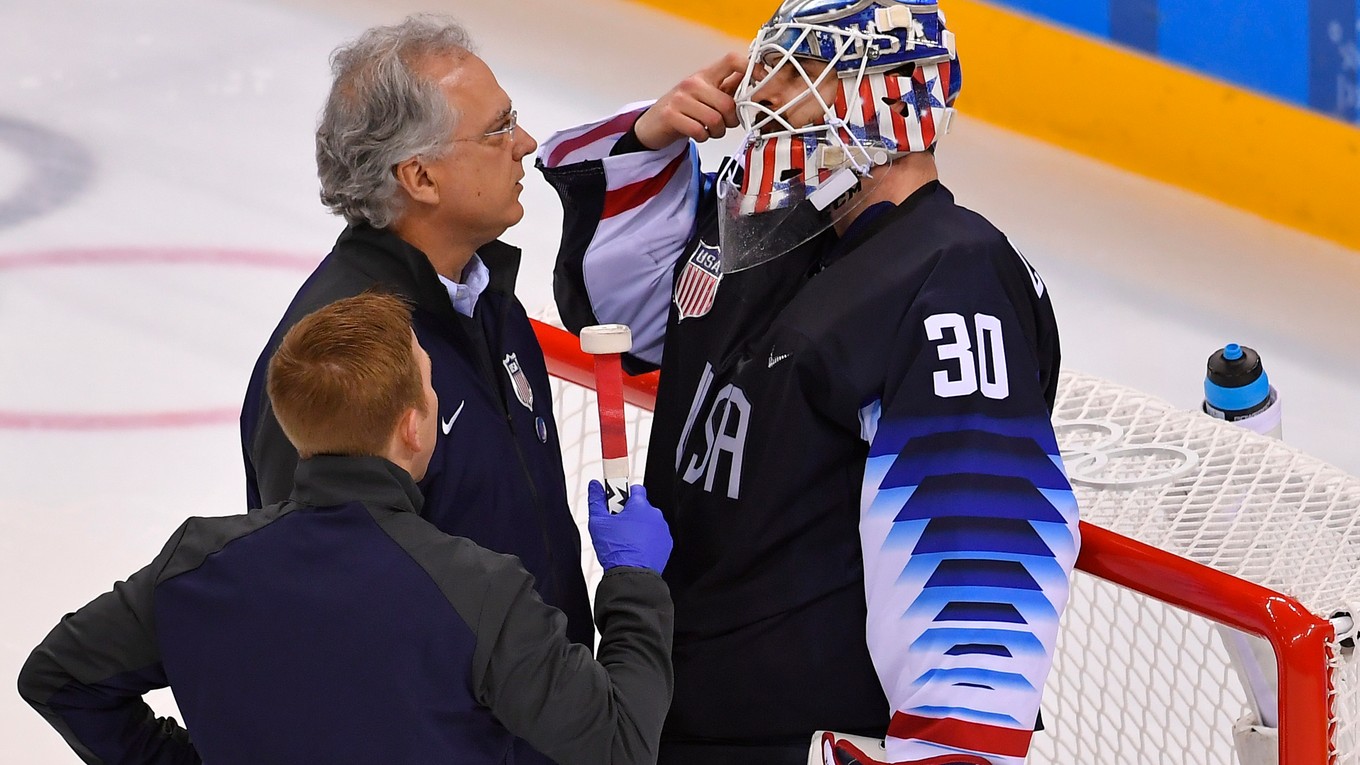 Brankár USA Ryan Zapolski v zápase proti Slovensku po kolízii dočasne stratil cit v rukách aj nohách.