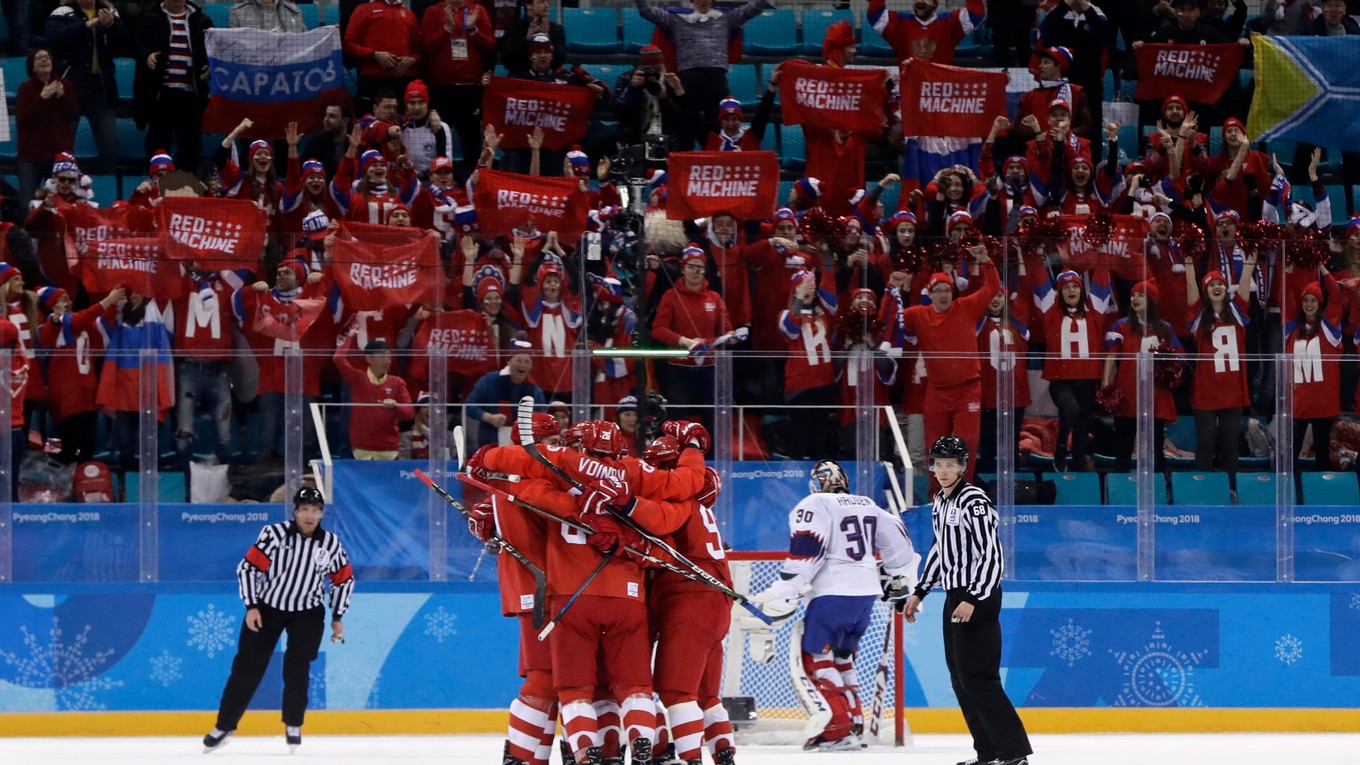 Ruskí hokejisti sa radujú po jednom z gólov.