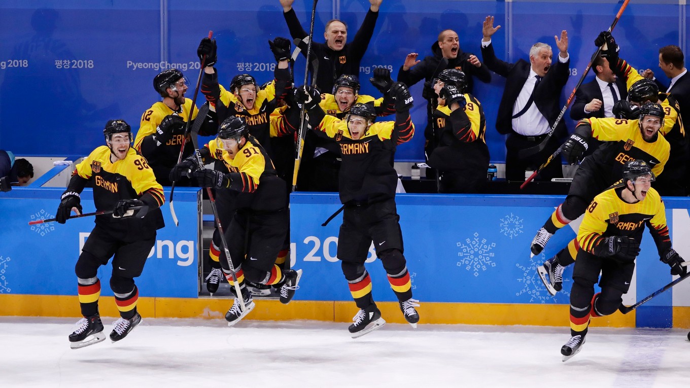 Nemecký hokejový tím sa raduje z víťazstva.