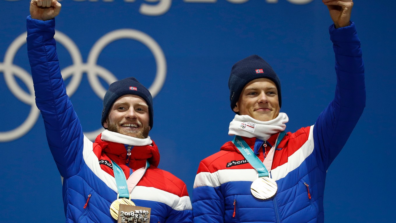 Nórski bežci na lyžiach, zľava Martin Johnsrud Sundby a Johannes Hösflot Klaebo získali zlaté medaily v tímovom šprinte voľnou technikou na ZOH 2018.