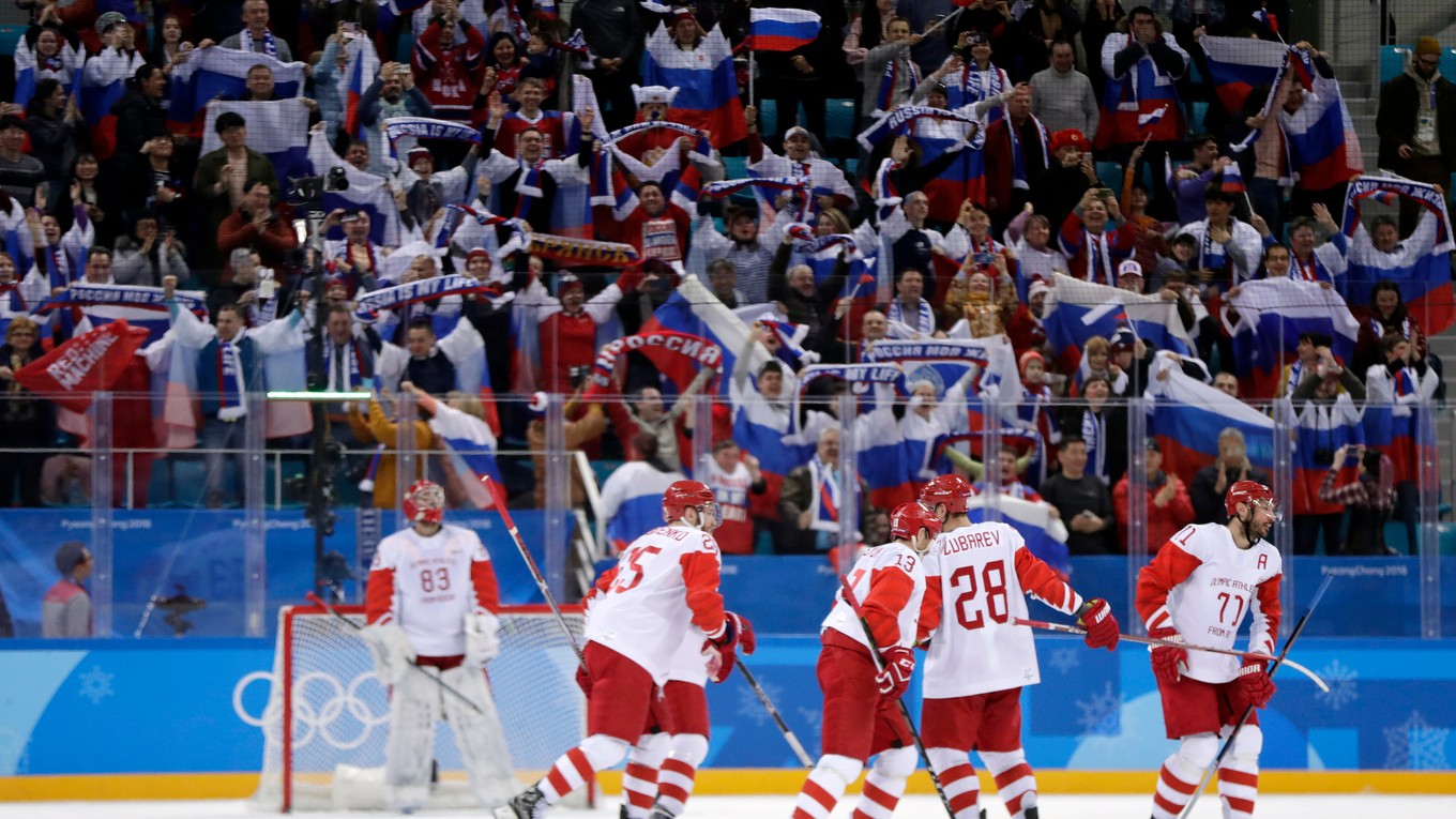 Ruskí hokejisti so svojimi fanúšikmi.