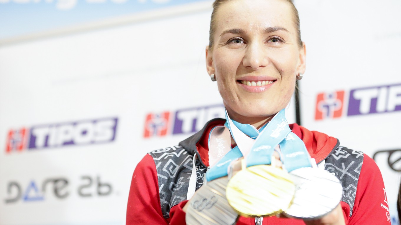 Anastasia Kuzminová s tromi medailami.