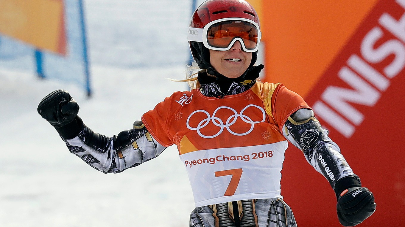 Ester Ledecká oslavuje svoje víťazstvo v paralelnom obrovskom slalome v snoubordingu.
