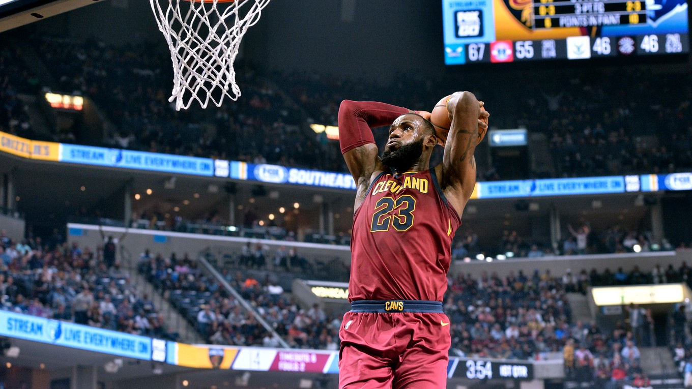 LeBron James zakončuje na kôš v zápase proti Memphisu.