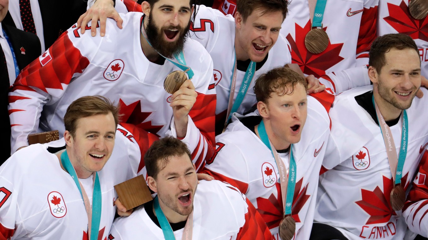 Hokejisti Kanady oslavujú zisk bronzu na ZOH 2018.