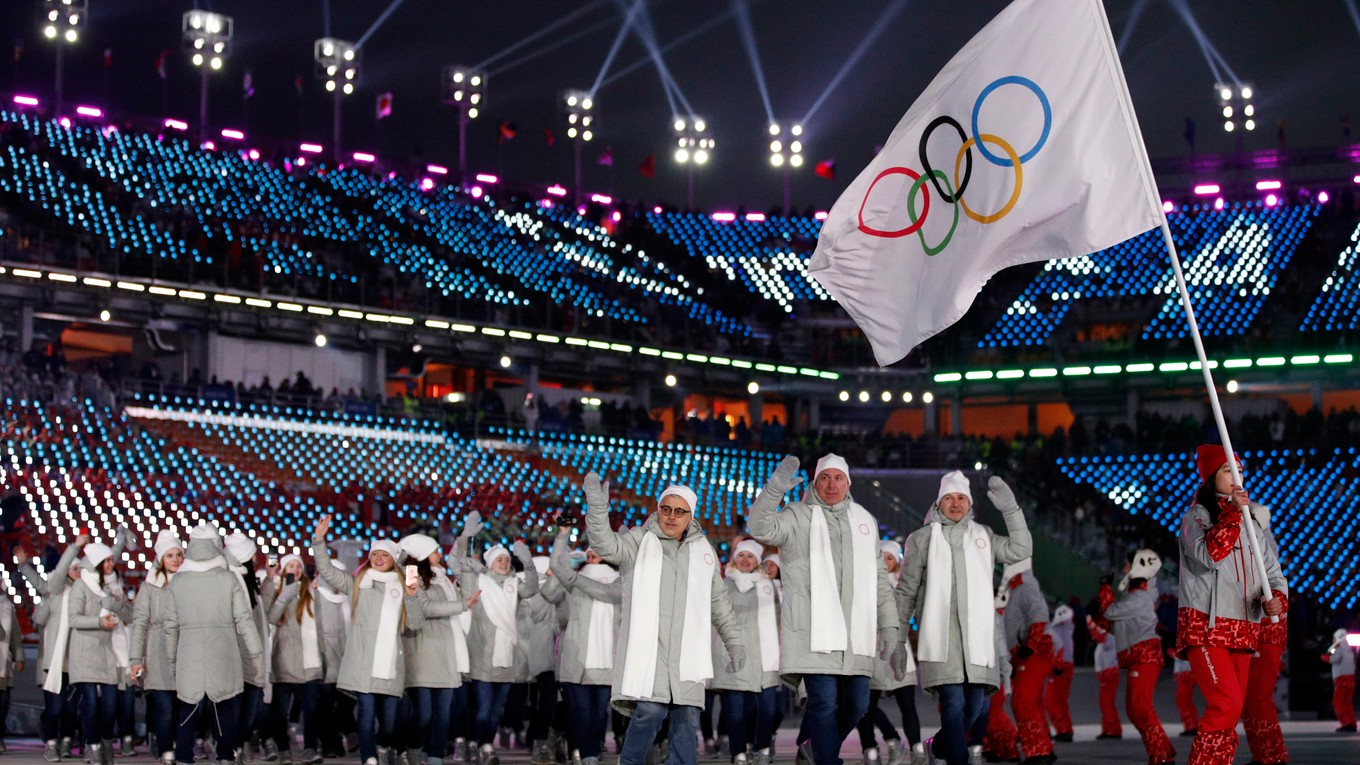 Ruskí športovci počas otváracieho ceremoniálu. Pod olympijskou vlajkou pôjdu aj na tom záverečnom.