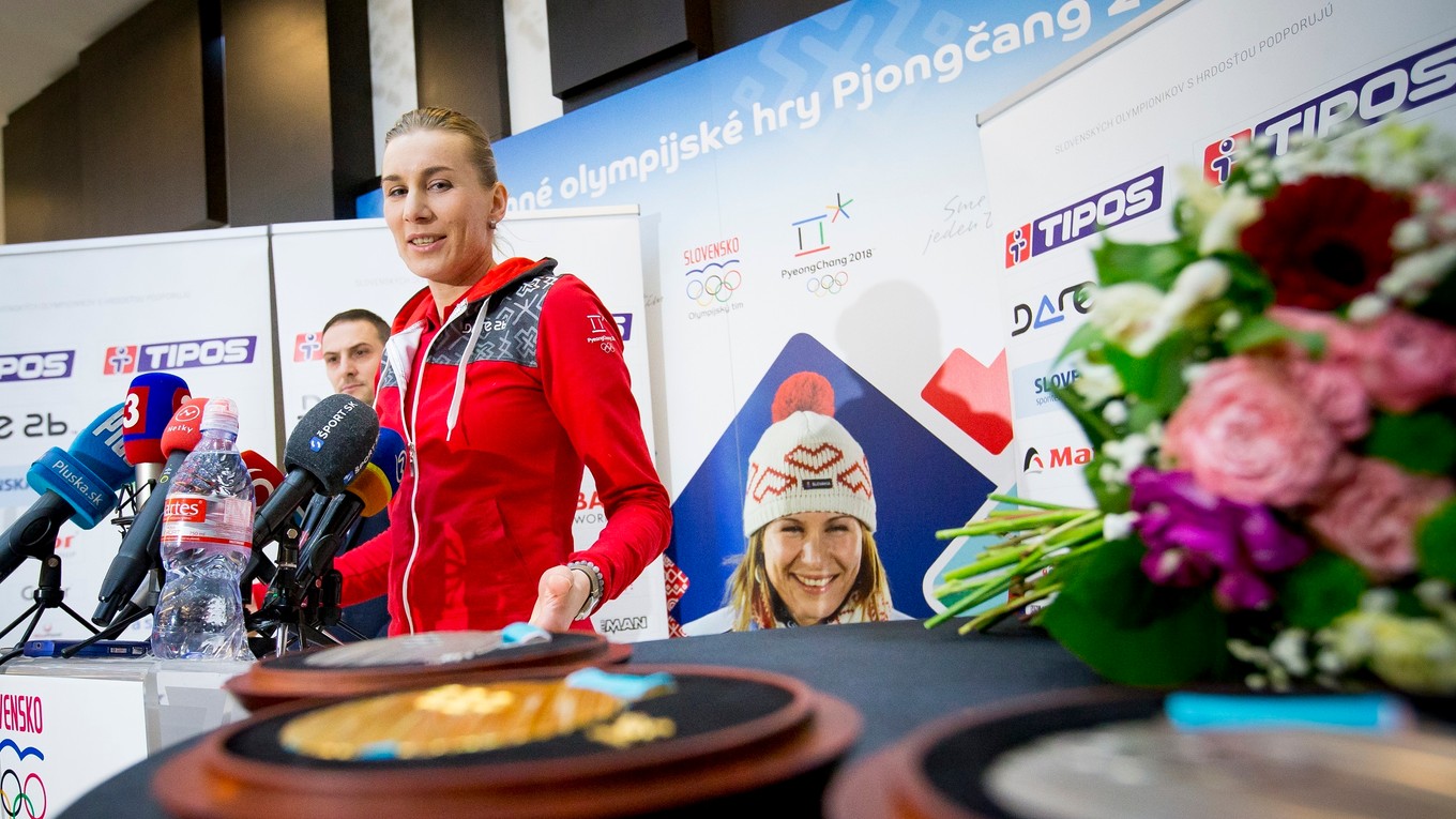 Anastasia Kuzminová sa díva na svoje medaily.