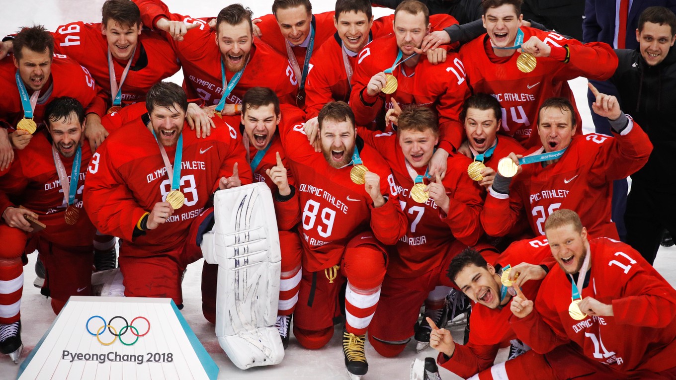 Ruskí hokejisti sa radujú zo zlatých medailí.