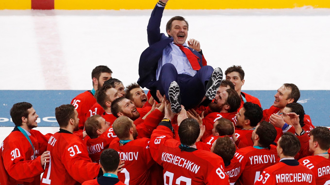 Ruskí hokejisti hádžu do vzduchu svojho trénera Olega Znaroka.