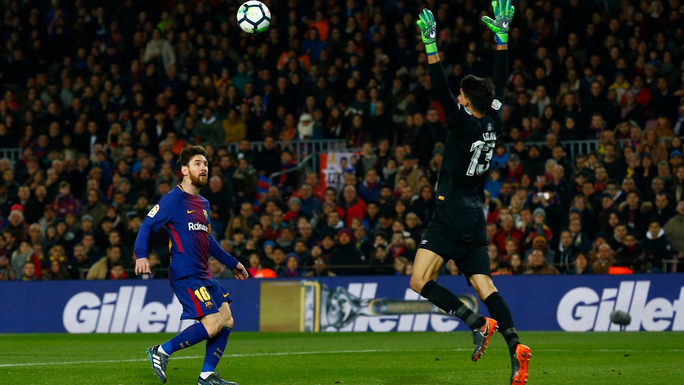 Lionel Messi sa snaží prekonať brankára Girony.