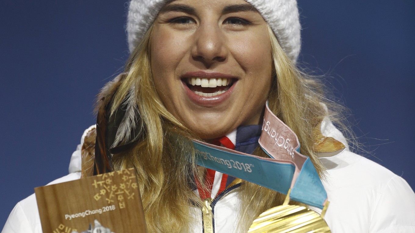 Ester Ledecká pózuje so zlatou medailou za víťazstvo v paralelnom obrovskom slalome snoubordistiek.