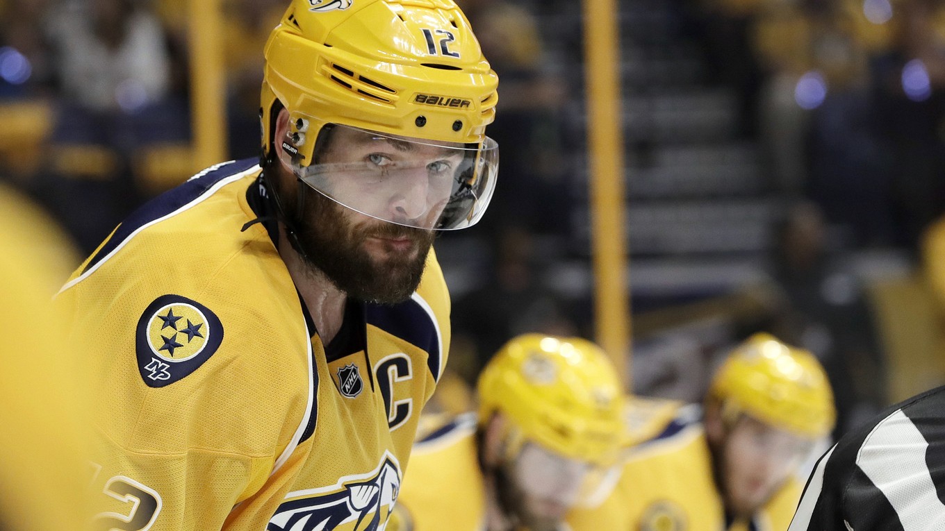 Mike Fisher si opäť oblečie dres Nashvillu.