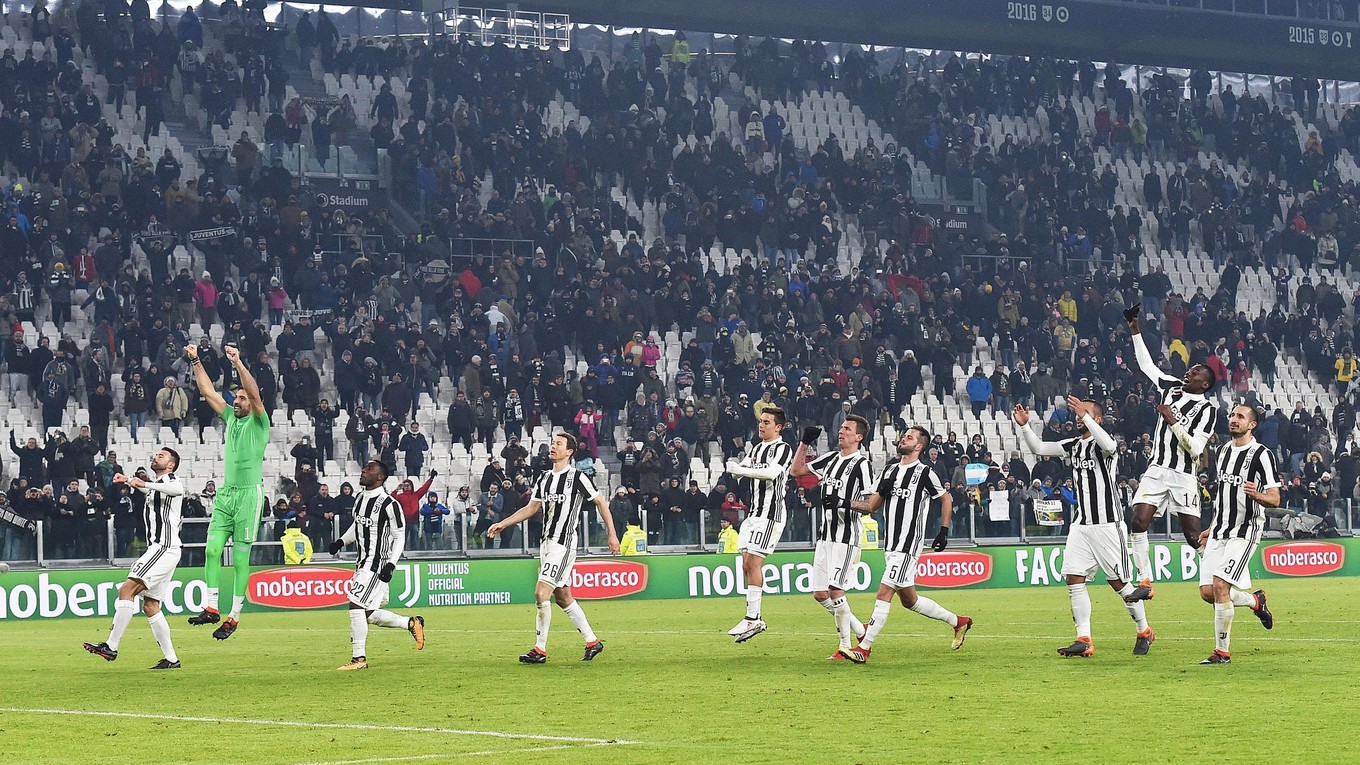 Hráči Juventusu oslavujú víťazstvo 1:0 a postup do finále po odvete semifinále Talianskeho pohára.