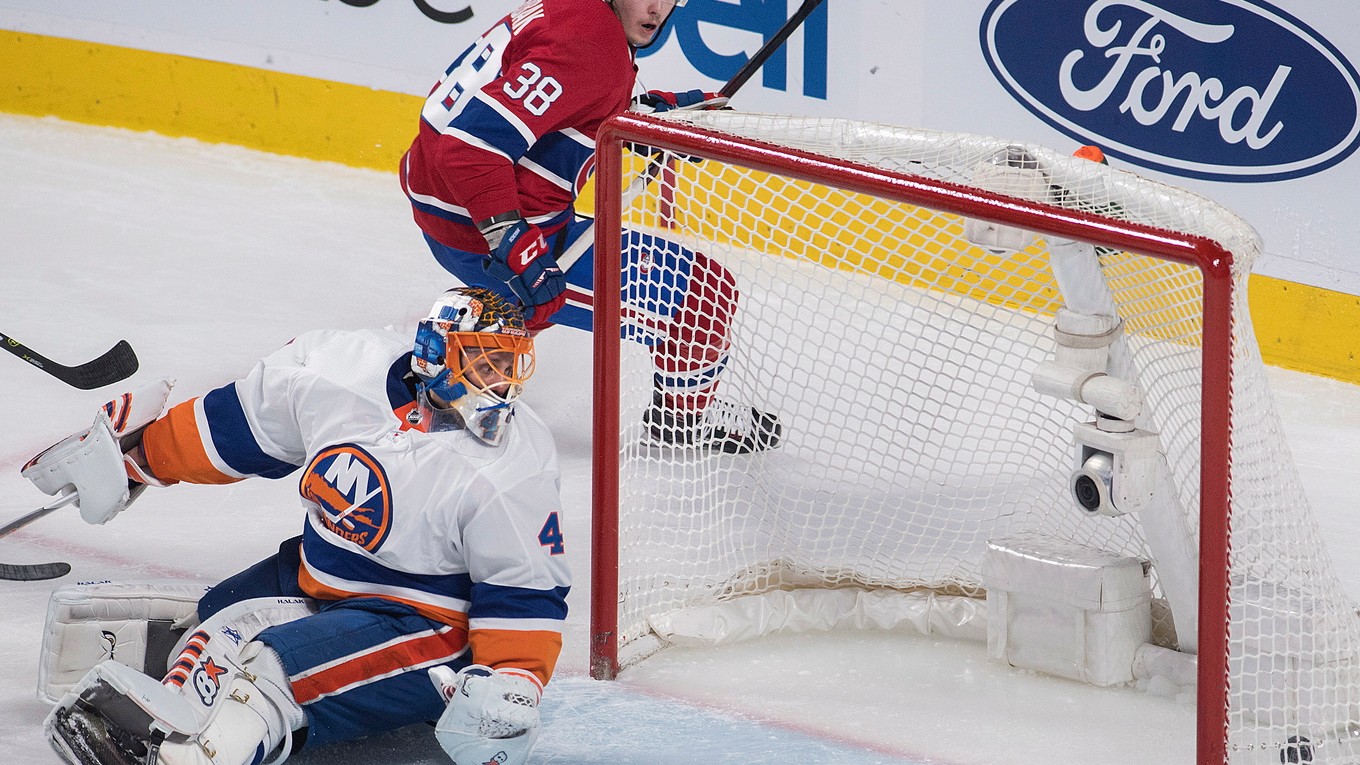 Jaroslav Halák inkasuje jeden z gólov v zápase proti Montrealu.