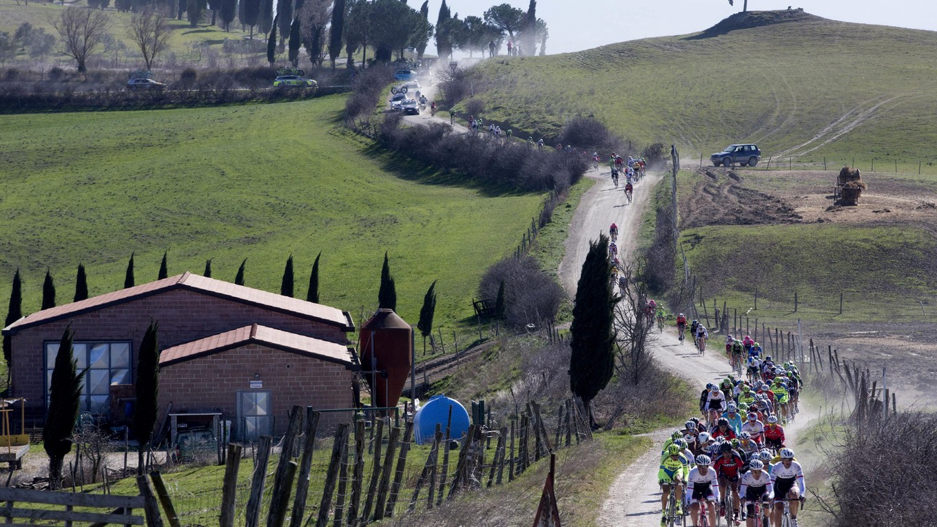 Poplaŕne preteky Strade Bianche sa jazdia na prašných cestách v Toskánsku.
