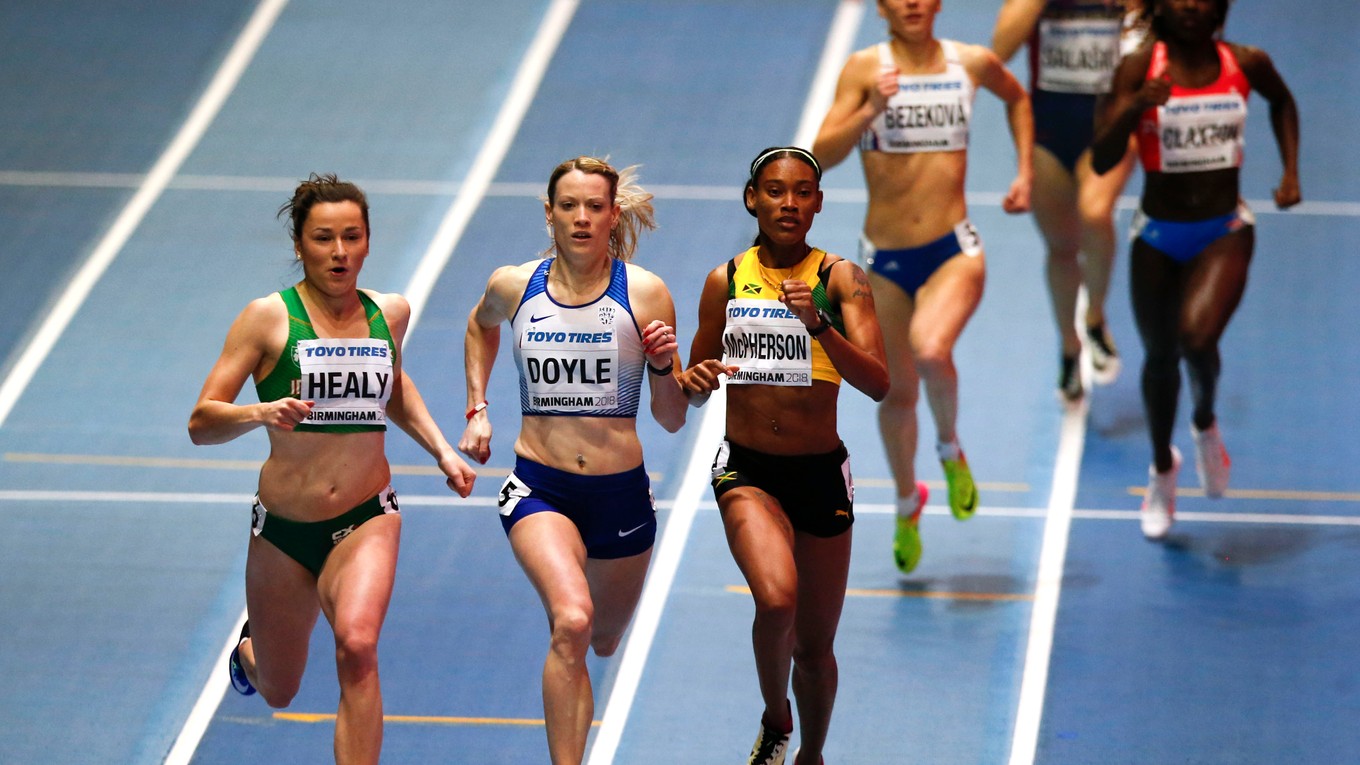 Na snímke zľava Írka Phil Healyová, Britka Eilidh Doyleová, Jamajčanka Stephenie Ann Mcphersonová a slovenská bežkyňa Alexandra Bezeková v cieli rozbehu na 400 metrov.