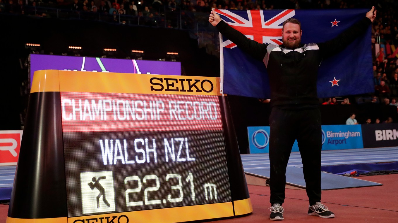 Novozélandský guliar Tomas Walsh sa raduje zo zisku zlata na halových MS v Birminghame.