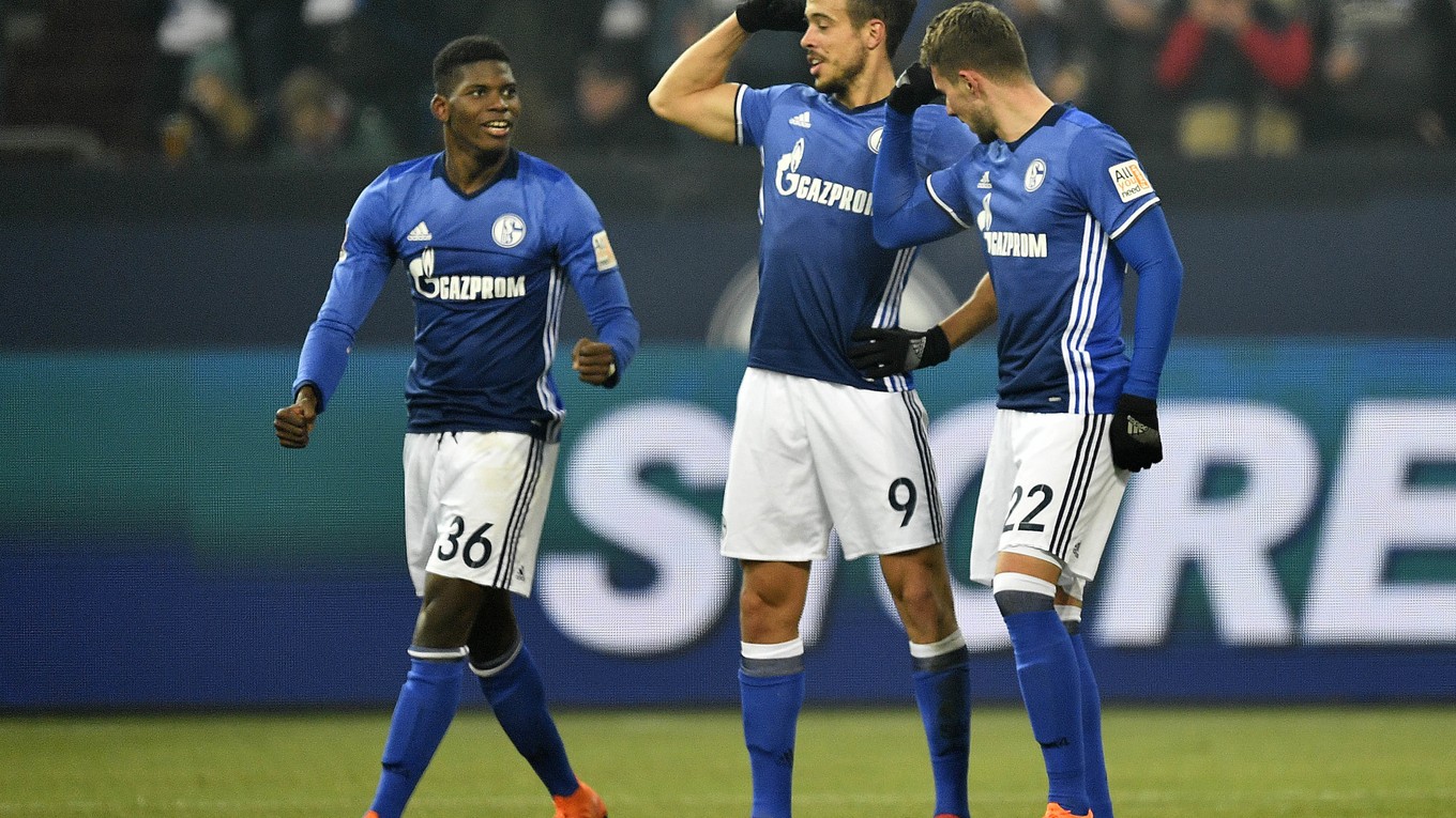 Schalke oslavuje triumf nad Herthou Berlín.