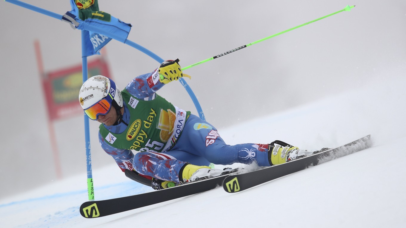 Slovenský lyžiar Adam Žampa na trati v 1. kole obrovského slalomu Svetového pohára.