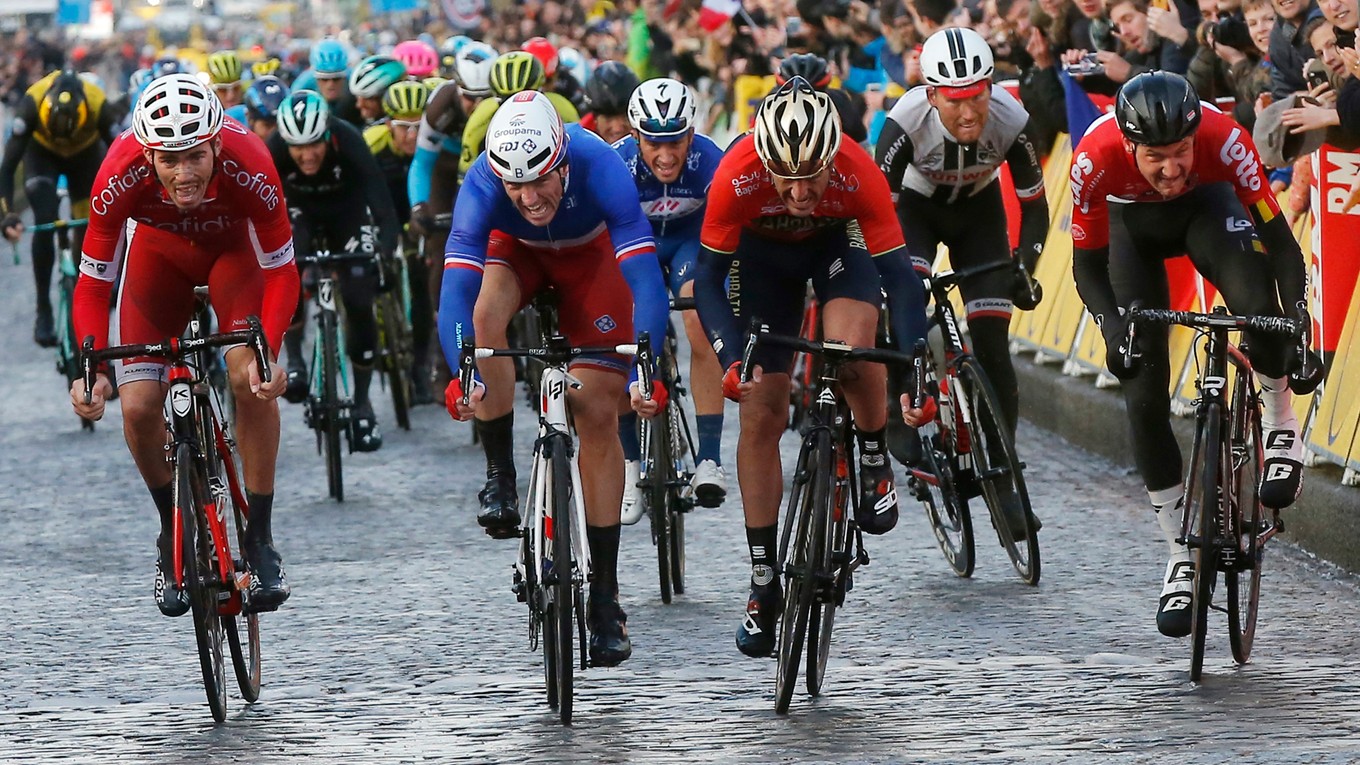 Francúzsky cyklista Arnaud Demare vyhral úvodnú nedeľňajšiu etapu 86. ročníka pretekov Paríž - Nice.
