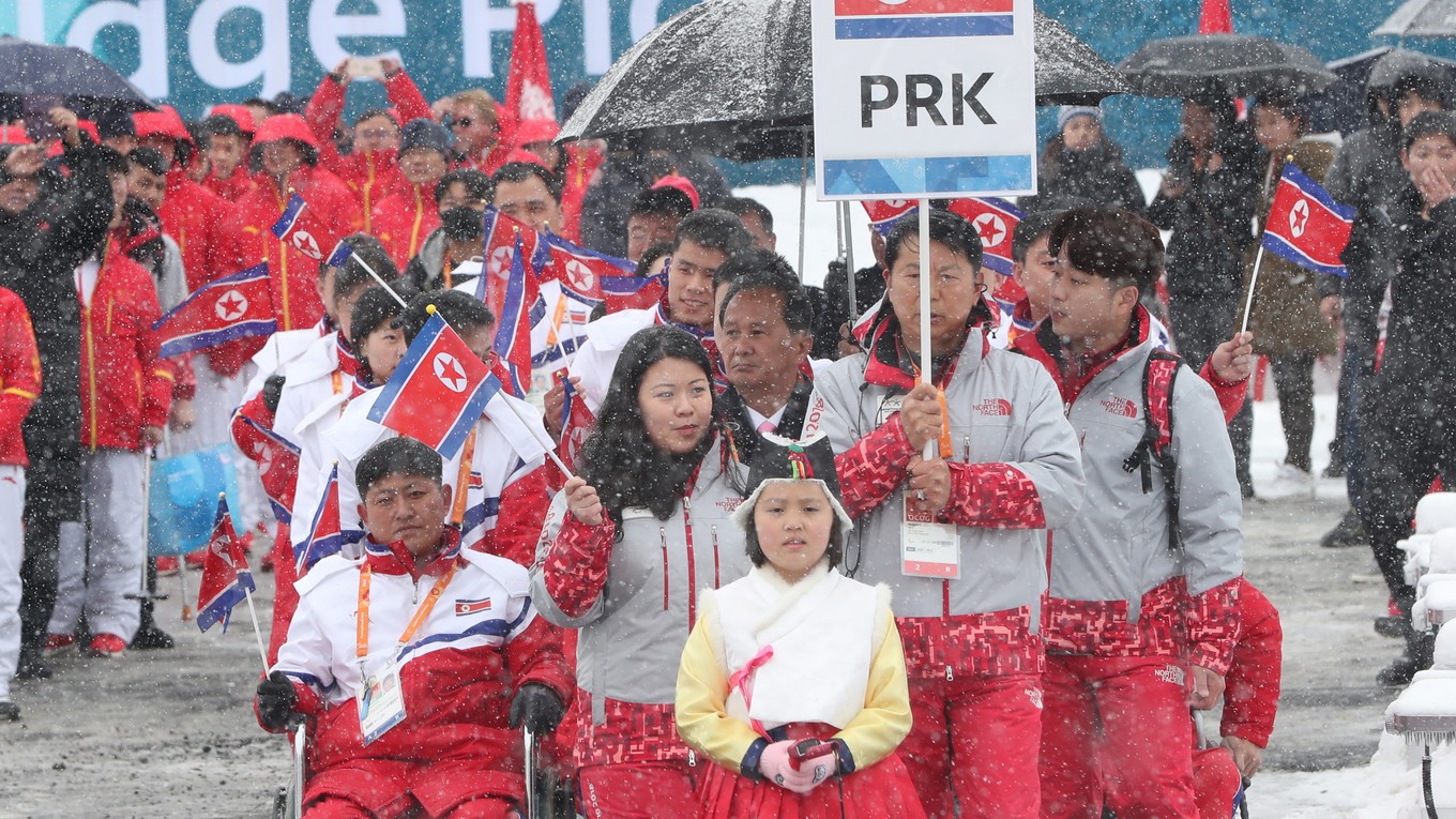 Severokórejský paralympijský tím prichádza do dediny na ceremoniál 8. marca 2018.