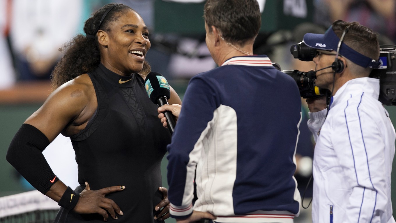 Serena Williamsová sa vrátila na dvorce víťazstvom. Po zápase prijímala gratulácie.