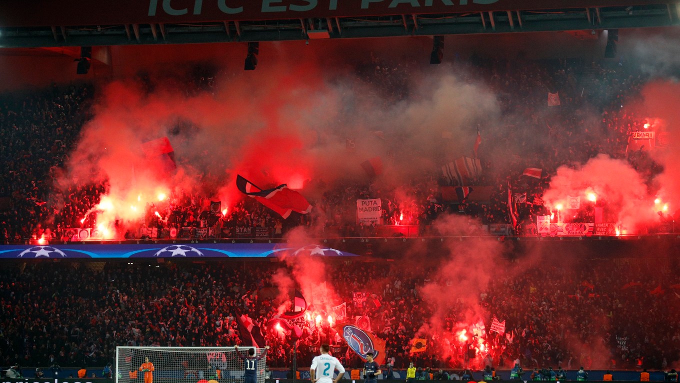 Fanúšikovia PSG pripravili pyro šou.