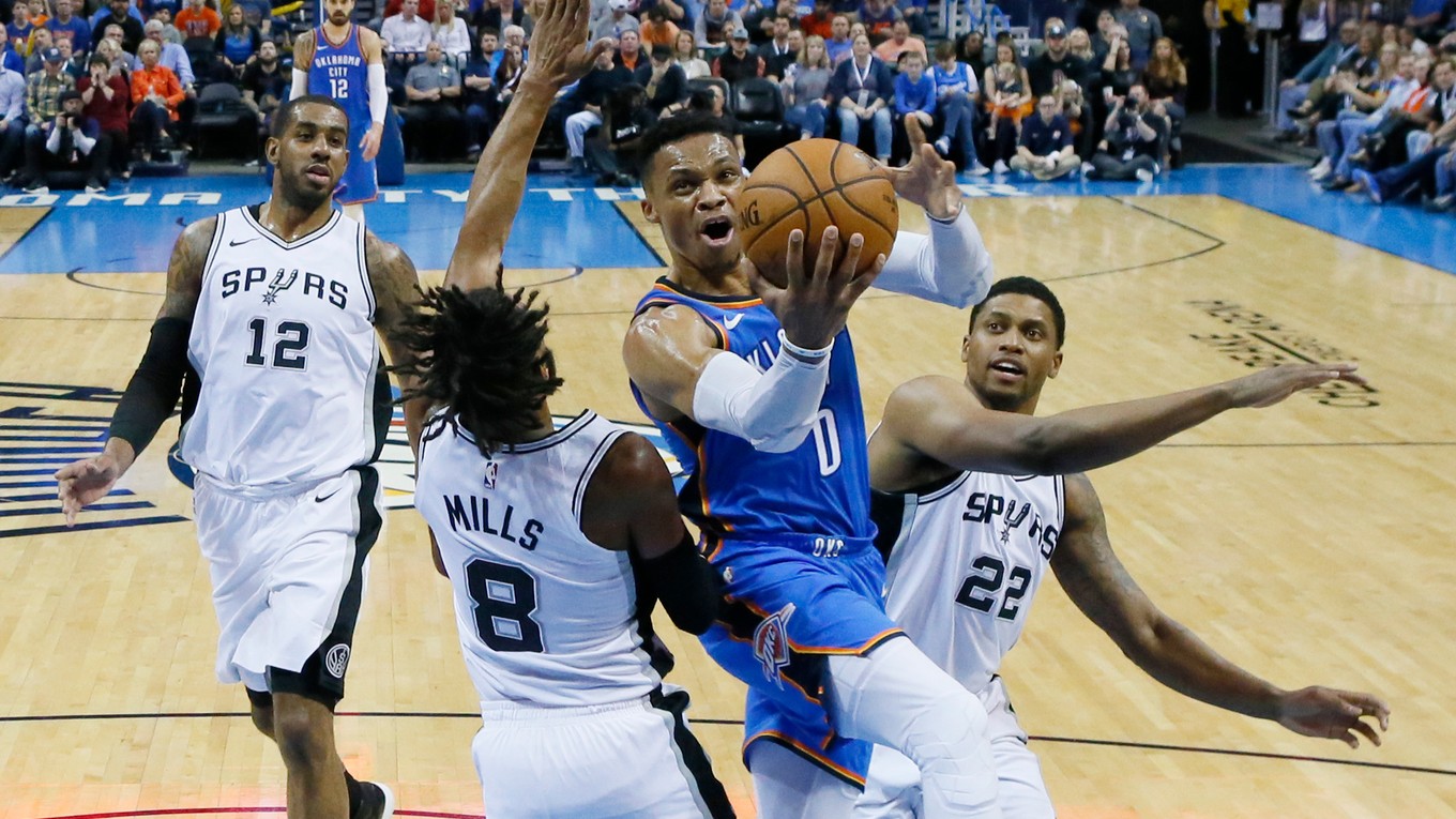 Russell Westbrook (v modrom).