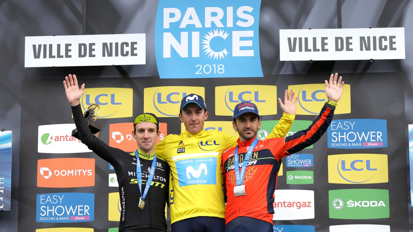 Uprostred španielsky cyklista Marc Soler, víťaz Paríž - Nice, vľavo druhý Brit Simon Yates a vpravo tretí Španiel Gorka Izaguirre.
