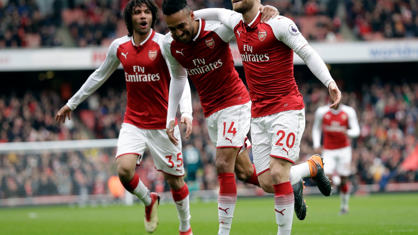 Futbalisti Arsenalu sa radujú po jednom z gólov.
