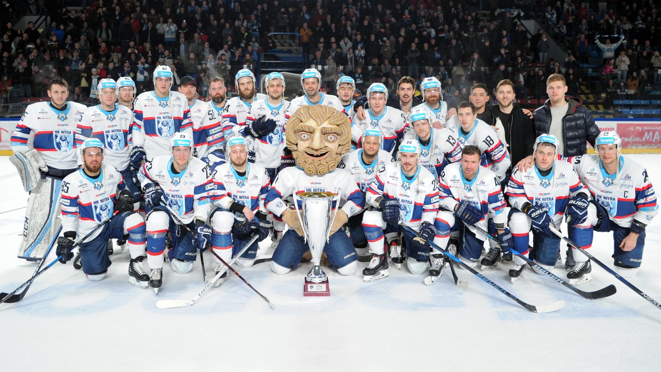 Hokejisti Nitry sa radujú z trofeje pre víťaza základnej časti.