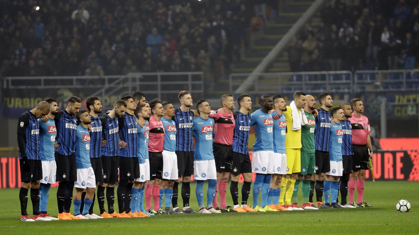 Futbalisti Interu Miláno a Neapolu počas minúty ticha za Davide Astorim.