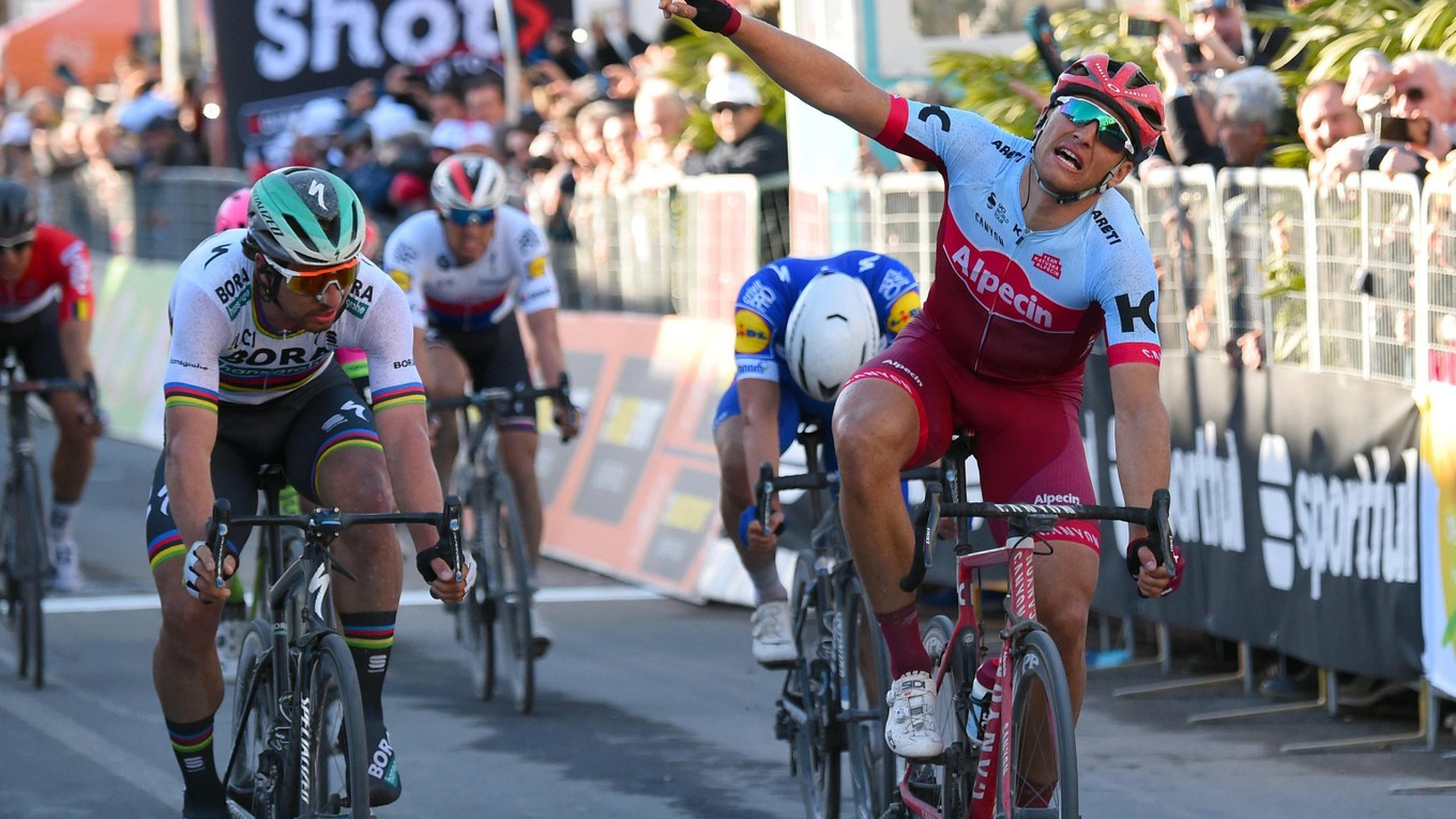 Na snímke vpravo nemecký cyklista Marcel Kittel oslavuje víťazstvo, vľavo druhý slovenský cyklista Peter Sagan v 6. etape pretekov Tirreno - Adriatico 2018.