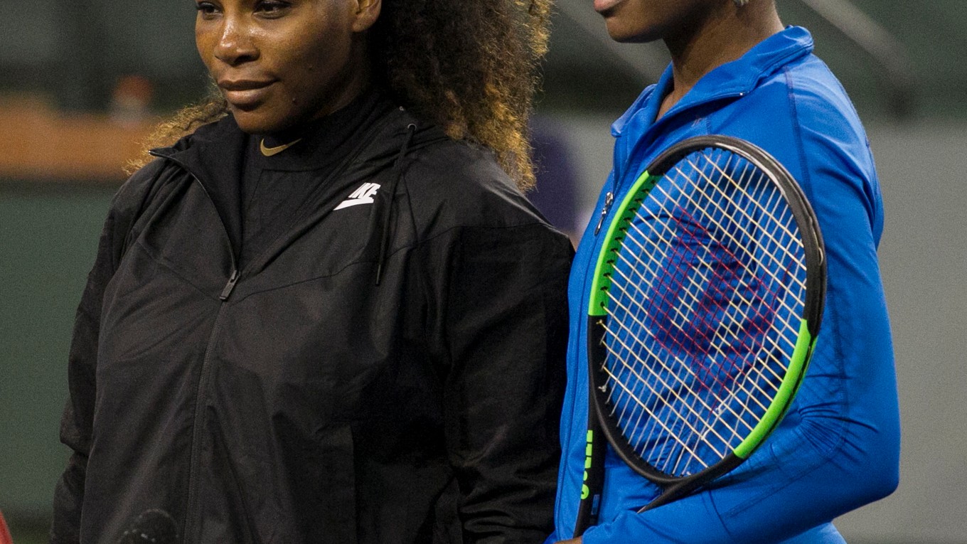 Venus (vpravo) a Serena Williamsové.