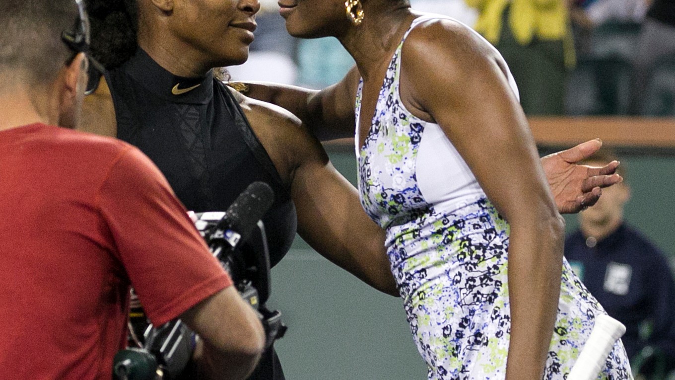 Venus Williamsová (vpravo) prijíma gratuláciu od Sereny.