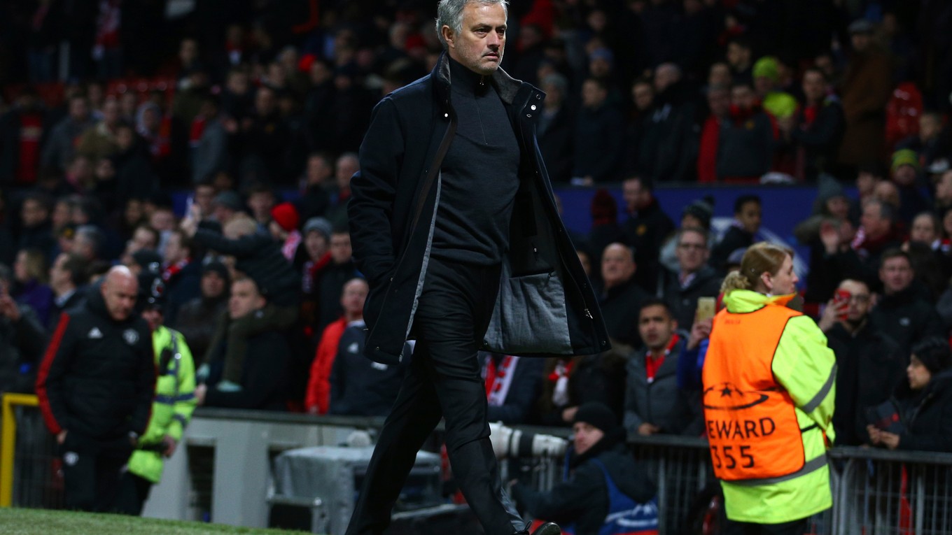 Rozčertený José Mourinho po zápase rýchlo utekal do kabíny.