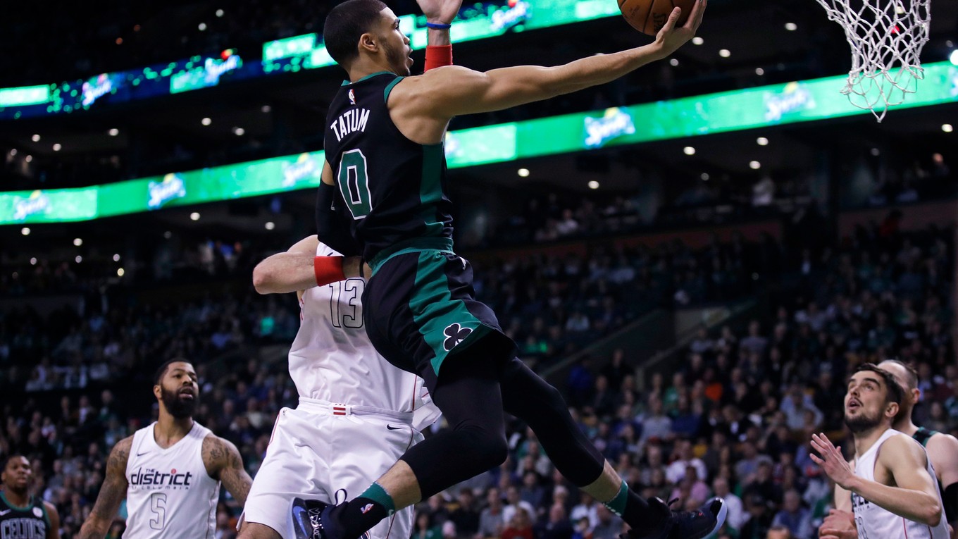 Hráč Bostonu Celtics Jayson Tatum (0) strieľa na kôš v zápase zámorskej basketbalovej NBA proti Washingtonu Wizards.