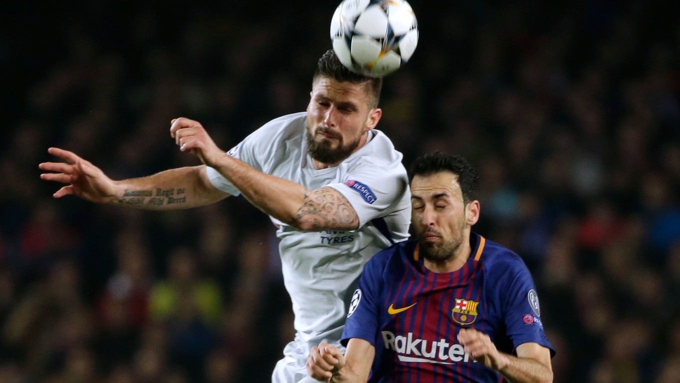 Sergio Busquets (vpravo) má zlomený prst na nohe.