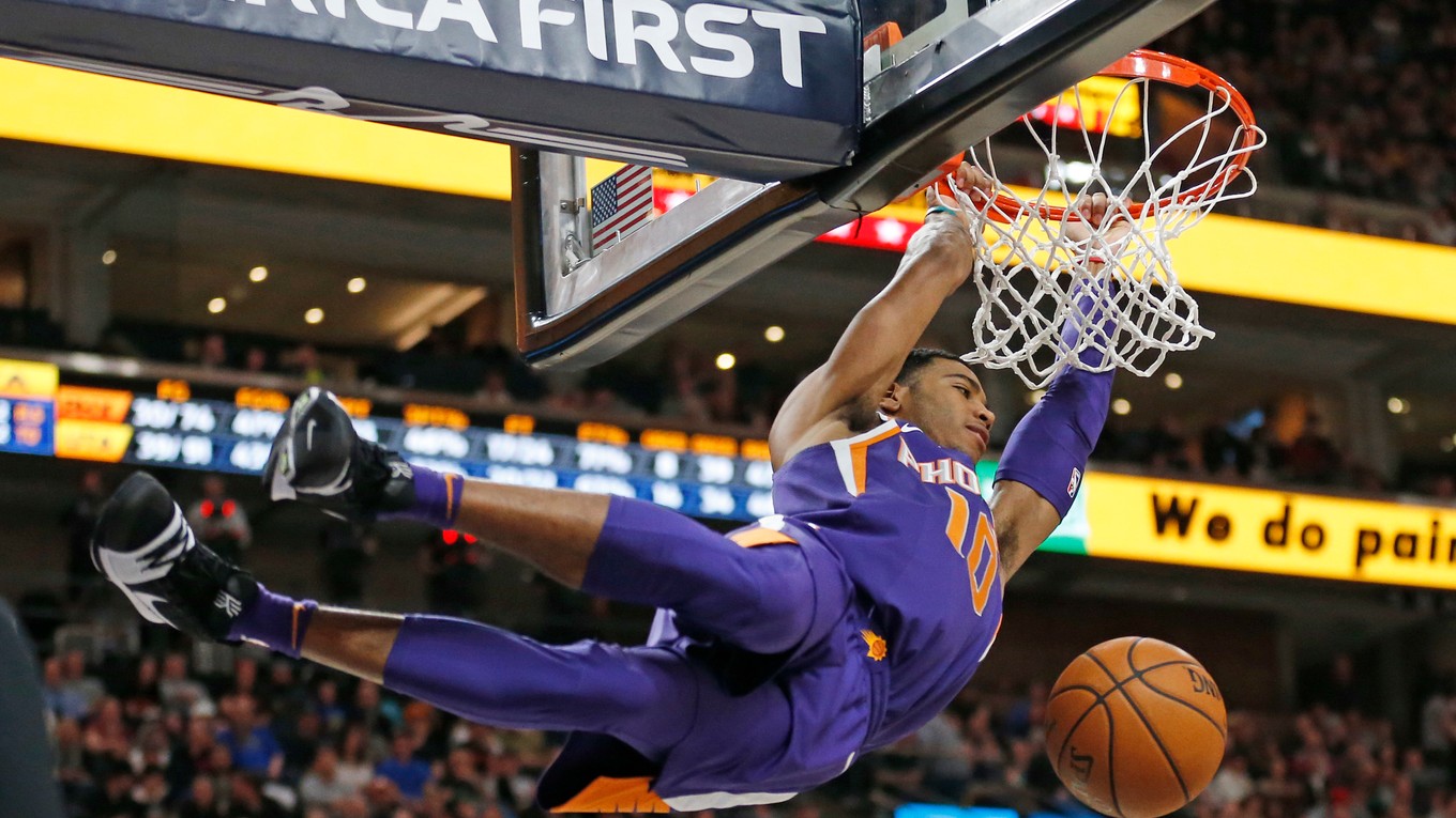 Basketbalista Phoenixu Suns Shaquille Harrison smečuje do koša.