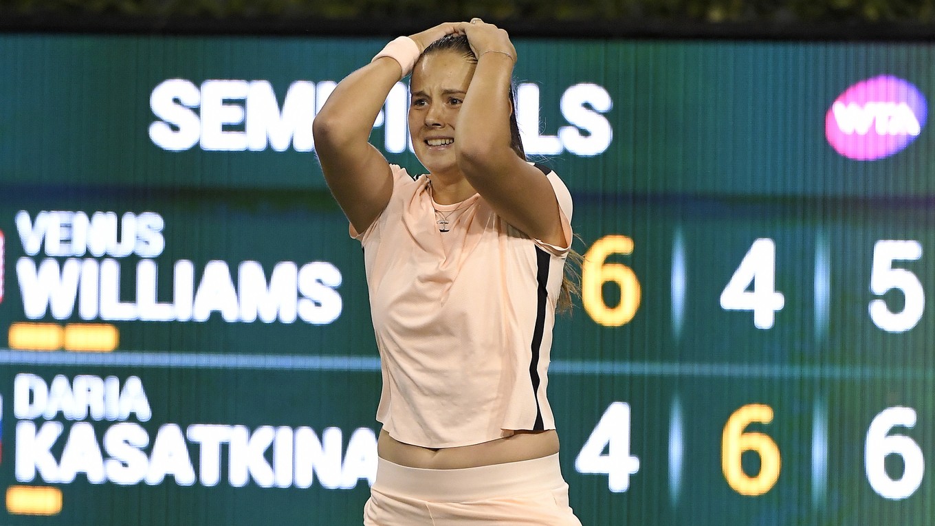 Daria Kasatkinová sa raduje po triumfe nad Venus Williamsovou.