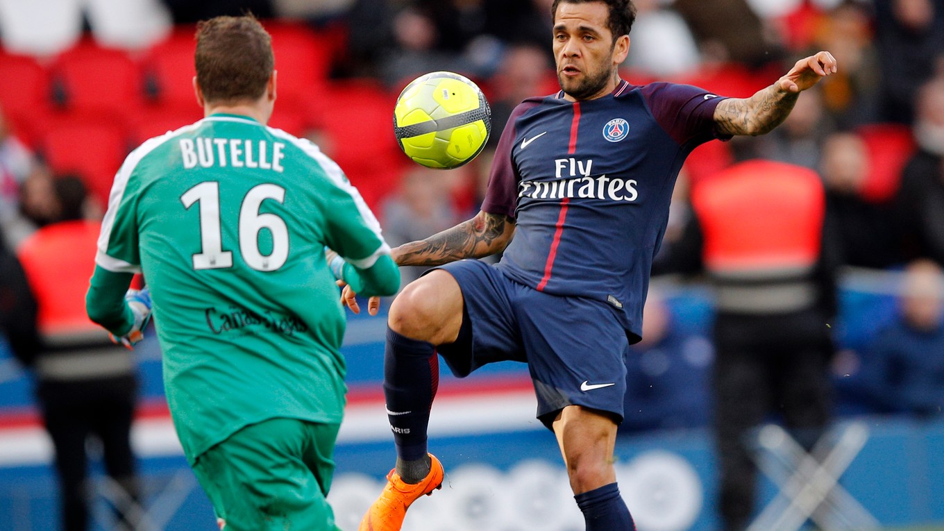 Dani Alves rozhodol zápas v Nice.