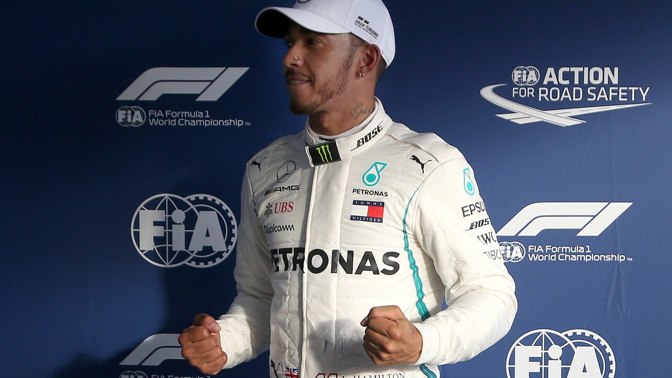Lewis Hamilton sa teší po víťaznej kvalifikácii.