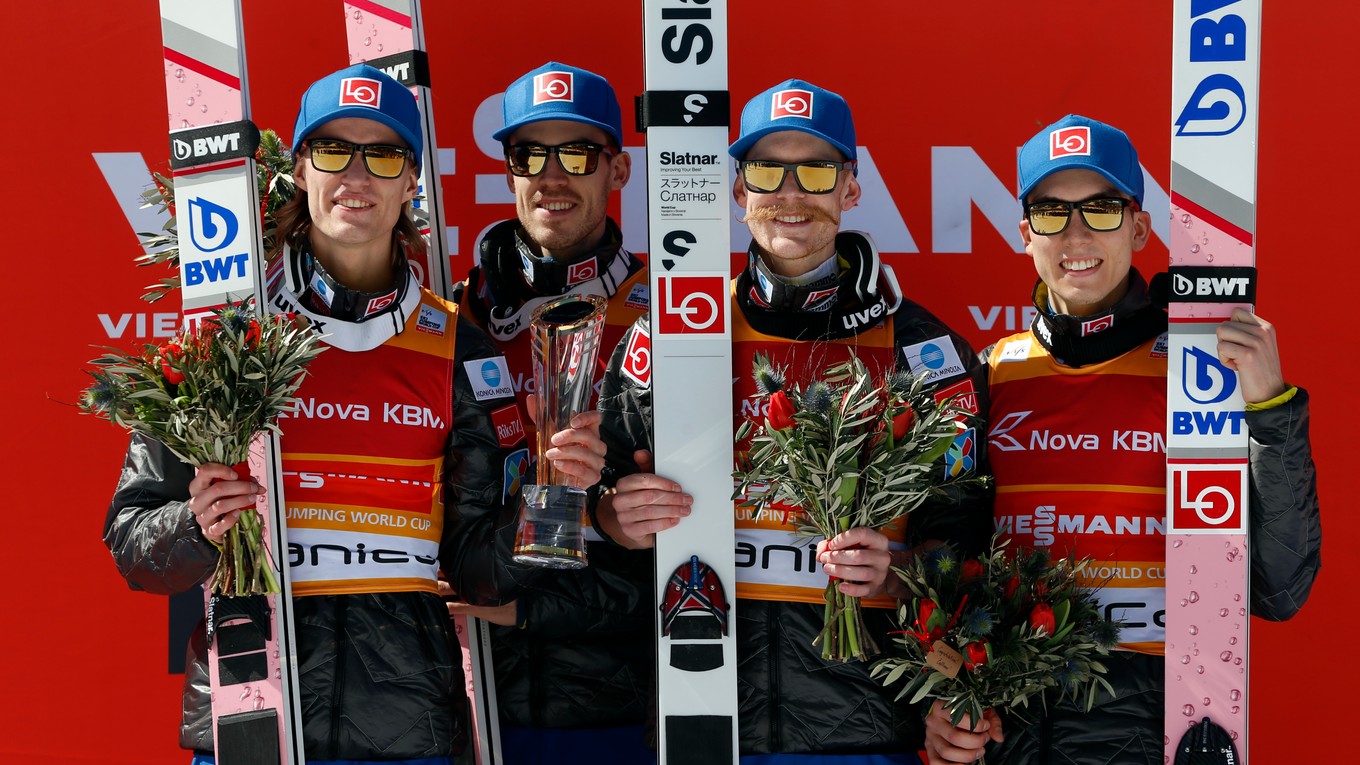 Víťazní členovia nórskeho tímu, zľava Daniel Andre Tande, Andreas Stjernen, Robert Johansson a Johann Andre Forfang.