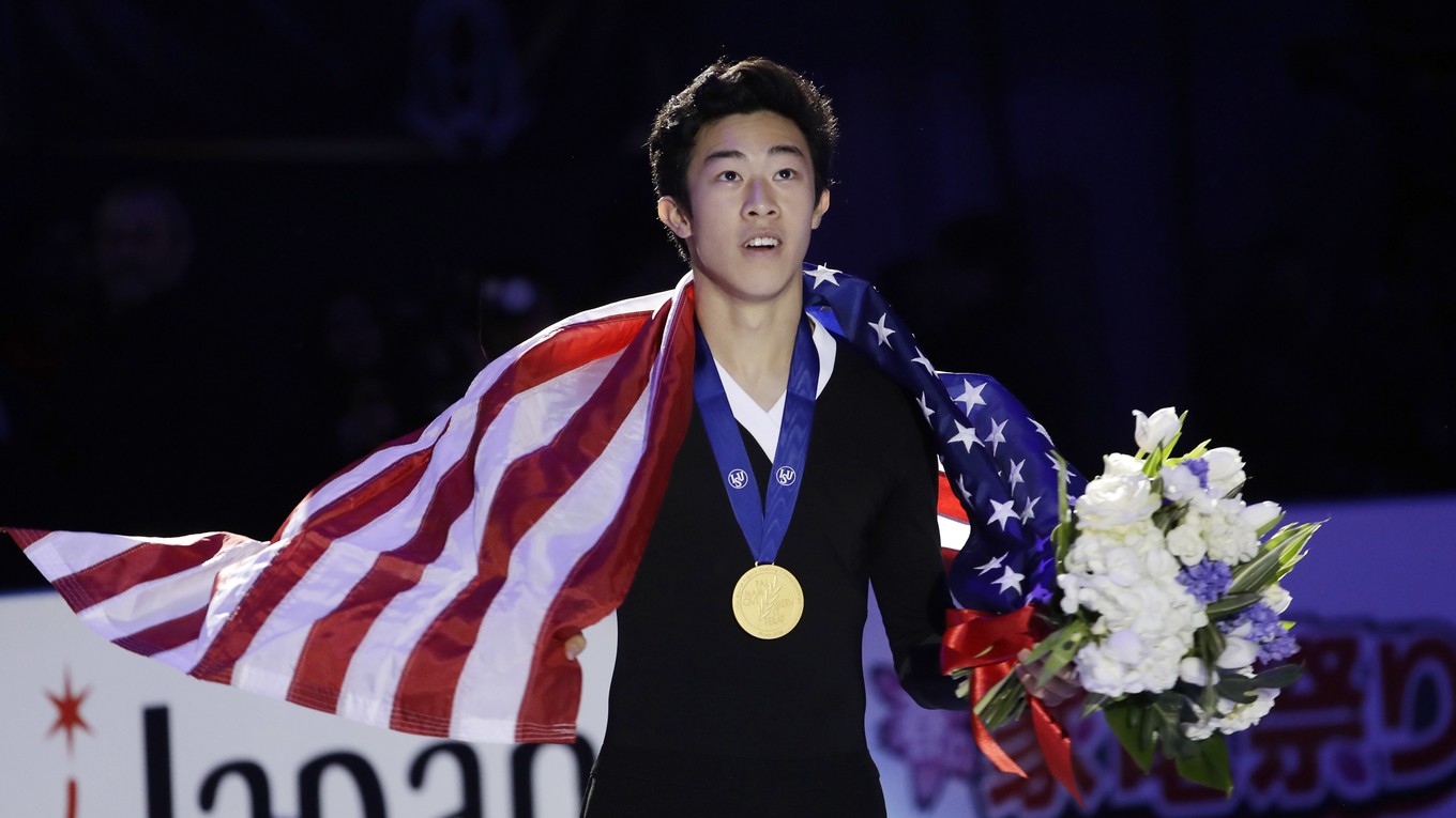 Nathan Chen pózuje so zlatou medailou.