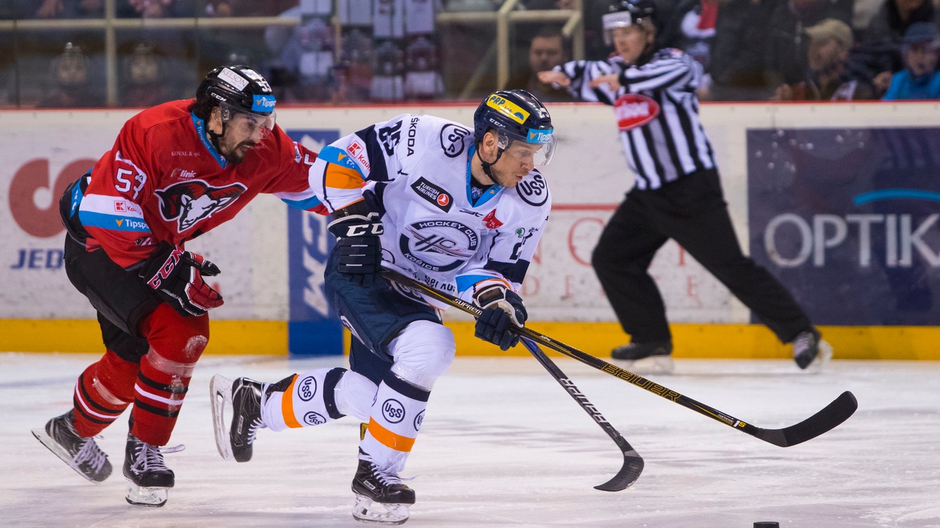 Richard Jenčík (vpravo) uniká s pukom Klemenovi Pretnarovi.